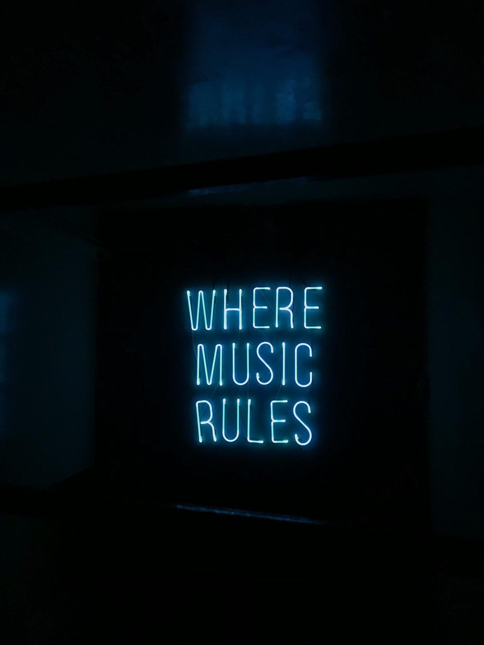 Los Paparazzi en la Historia de Lady Diana Spencer 3 where music rules lighted signage